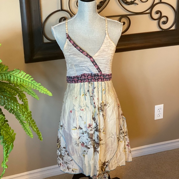 Perfect designer dress for those warm summer breezy days.  Made in Italy - Picture 3 of 7